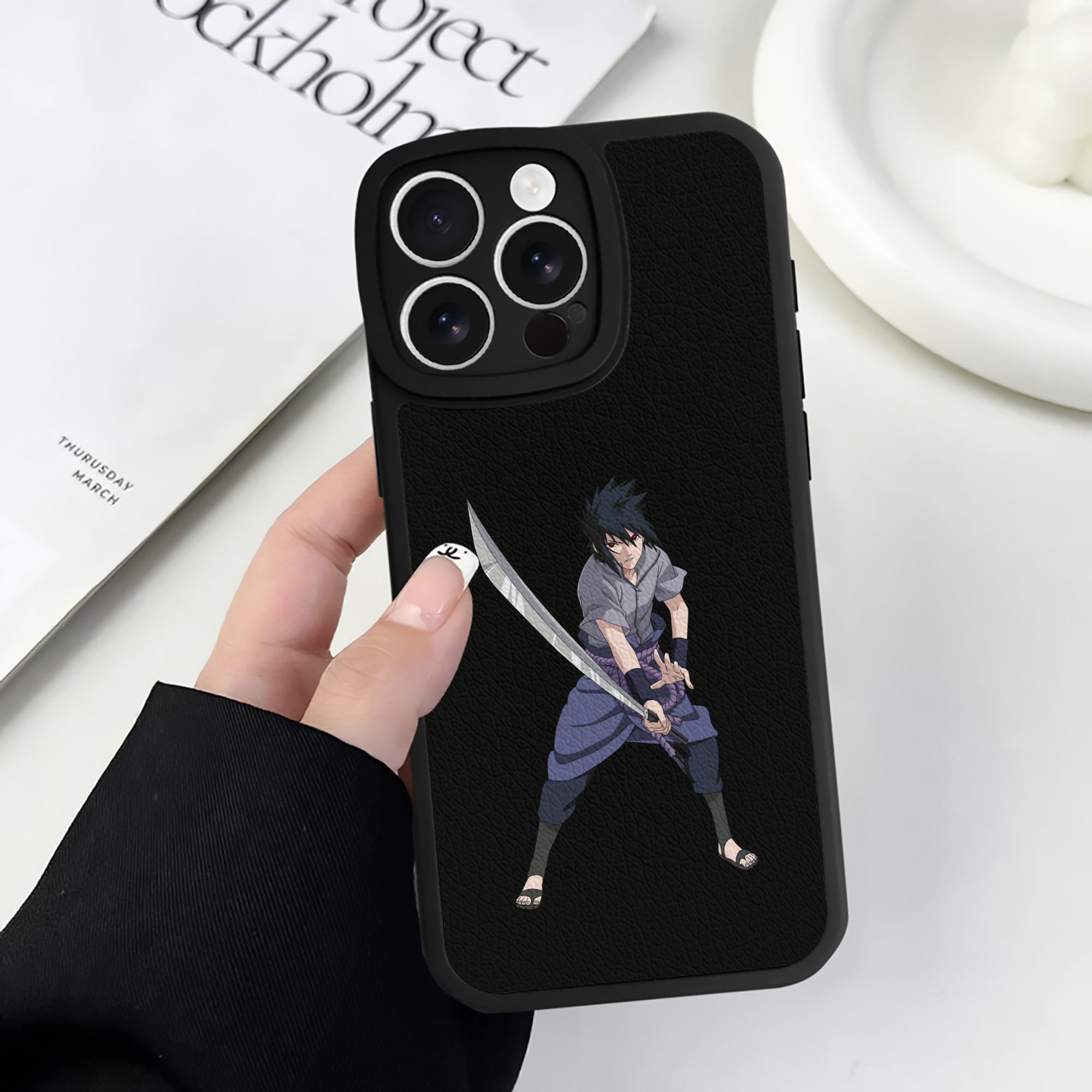 （画像用） NARUTO -ナルト- うちは サスケ Uchiha Sasuke 【iPhone 16シリーズ対応】シリコンスマホケース（レザー調） 材質：シリコン